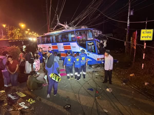 ထိုင်းနိုင်ငံတွင် ဘတ်စ်ကားတစ်စီး ဓာတ်တိုင်ကိုဝင်တိုက်မိသဖြင့် မြန်မာ ၂၀ အပါအဝင် ခရီးသည် ၃၆ဦးဒဏ်ရာရ