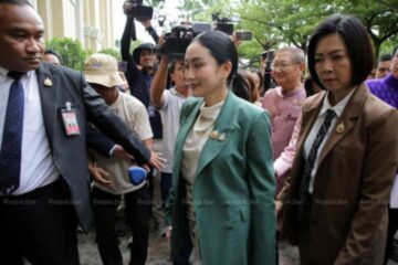 ဟွန်ဆန် ဖုန်းခေါ်ဆိုမှု ကိစ္စနဲ့ ပတ်သက်ပြီး ၀န်ကြီးချုပ် Paetongtarn ကို တရားရုံးကရာထူးမှ ဆိုင်းငံ့လိုက်