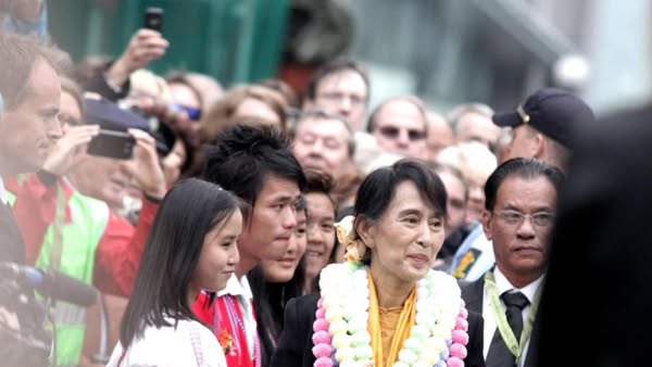 တယ်လီနောဟာ စစ်အာဏာရှင်တွေကိုအရေးကြီးတဲ့ ကိုယ်ရေးကိုယ်တာ အချက်အလက်တွေကို မျှဝေခဲ့