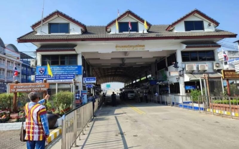ထိုင်းနဲ့ မြန်မာနယ်စပ်ကို ပိတ်လိုက်ပြီးနောက်စီးပွားရေးနဲကူးသန်းရောင်းဝယ်ရေး ဝန်ကြီးဌာနက ဖြေရှင်းဖို့အဆောတလျင် လုပ်ဆောင်မယ်