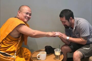 ပေါက်ကိုယ်တော်က နှုတ်ခမ်းမွှေးလို့သိကြတဲ့ အမျိုးသားရေးလှုပ်ရှားသူ ထိုင်းအမျိုးသားကို ဘန်ကောက်မှာသွားတွေ့