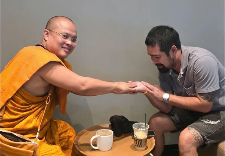 ပေါက်ကိုယ်တော်က နှုတ်ခမ်းမွှေးလို့သိကြတဲ့ အမျိုးသားရေးလှုပ်ရှားသူ ထိုင်းအမျိုးသားကို ဘန်ကောက်မှာသွားတွေ့