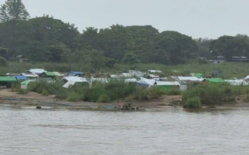 မြဝတီမြို့ကအိုးမဲ့အိမ်မဲ့ဖြစ်ရတဲ့စစ်ဘေးရှောင် လူဦးရေဟာ၃၀၀၀ နီးပါးအထိ မြင့်တက်လာပြီး အစားအသောက်နဲ့ဆေးဝါးတွေလိုအပ်နေ